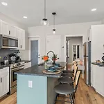 Passyunk Square Spacious 1 Bedroom Oasis- Huge Deck